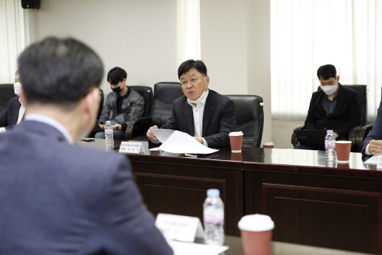 정만기 한국산업연합포럼 회장이 작년 10월 서울 서초구 소재 자동차산업협동조합에서 열린 출범식에서 발언을 하고 있다.<한국산업연합포럼 제공>